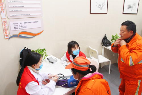 国家志愿者日 杭州红房子妇产医院为城市美容师送健康
